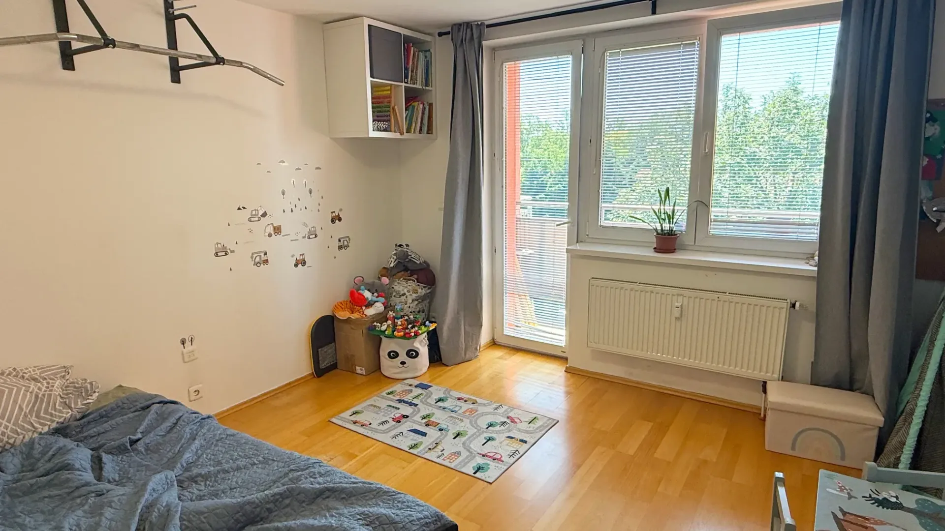 Dětský pokoj s výstupem na balkon