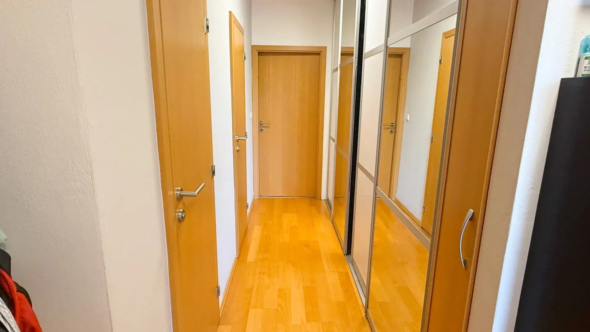 Chodba mezonetového bytu s vestavěnými skříněmi