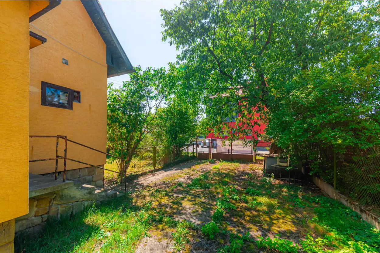 Pozemek u domu s vedlejším vstupem