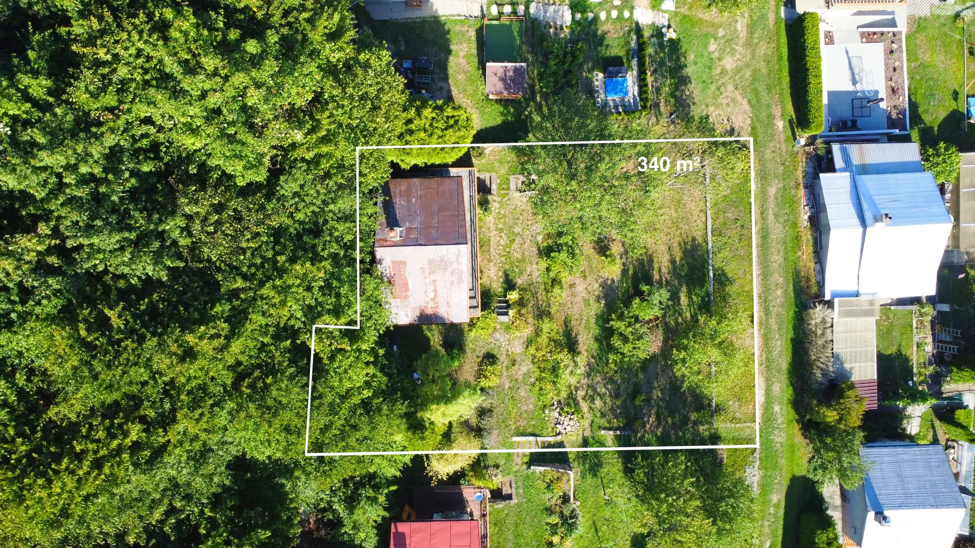 Letecký pohled s vyznačením pozemku o výměře 340 m²