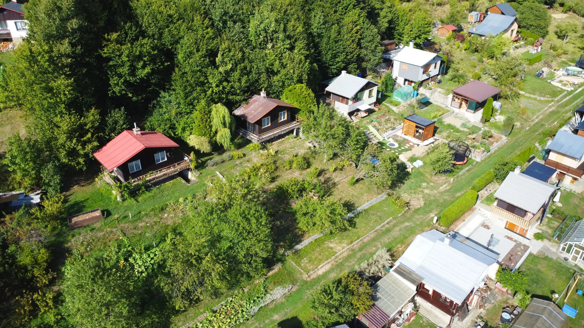Pohled z dronu na chatu a okolní zástavbu v Jasenici