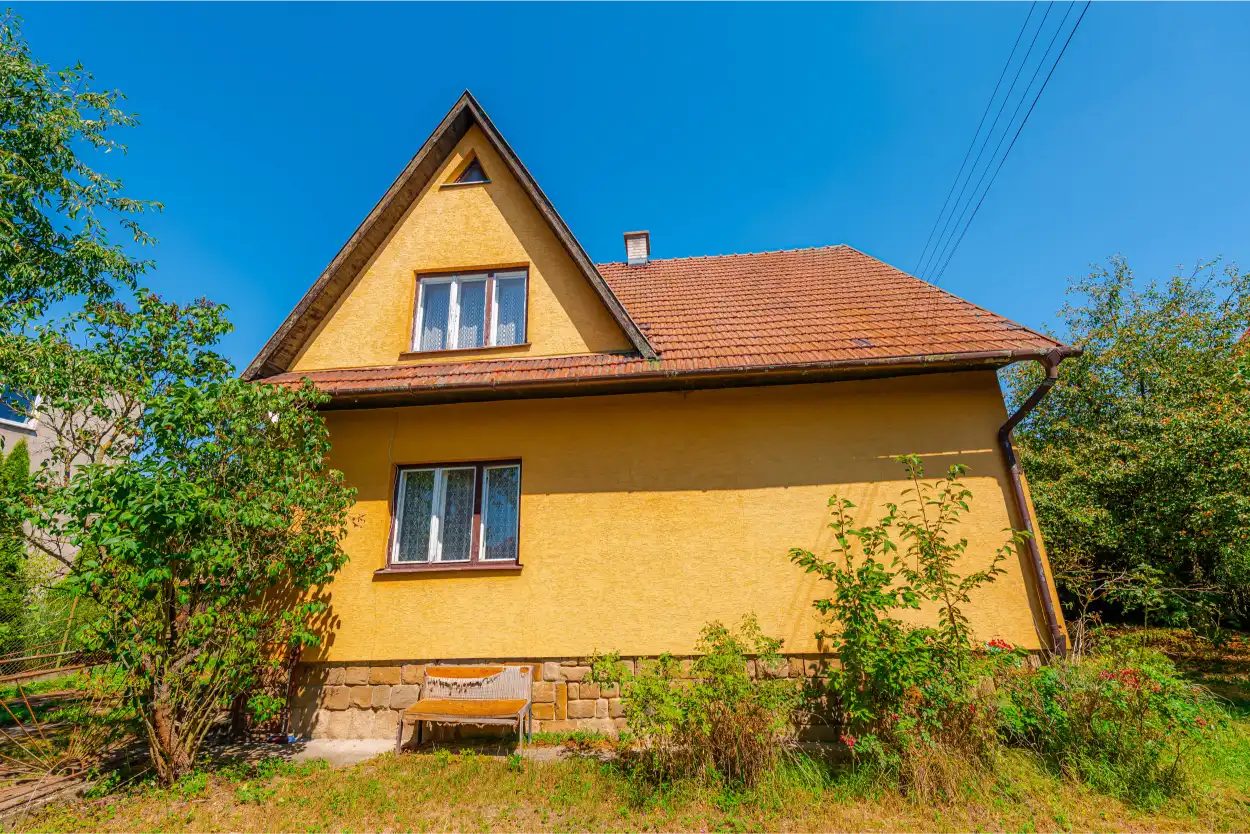Čelní pohled na rodinný dům s podkrovím