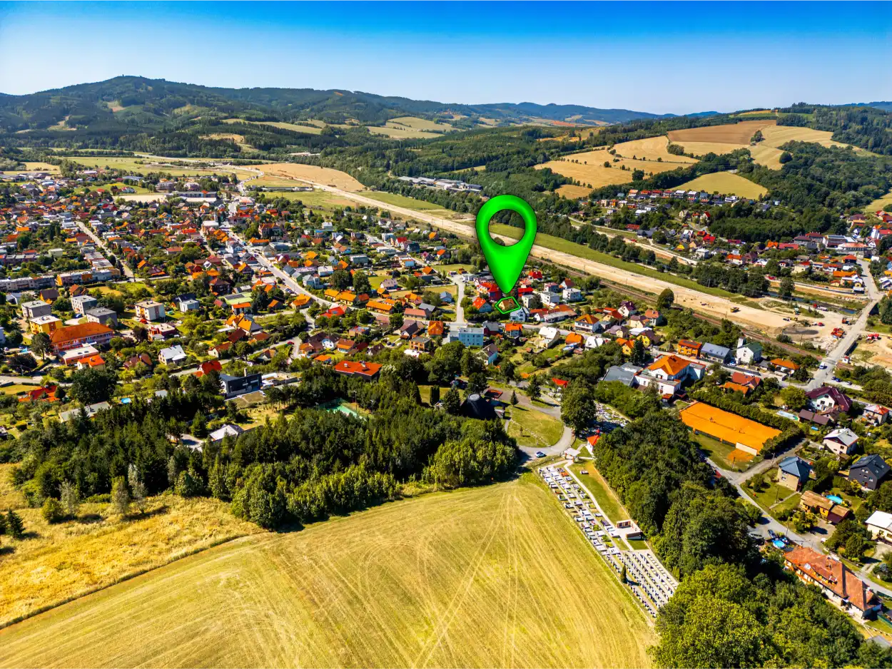 Letecký pohled na Jablůnku s vyznačením polohy nemovitosti