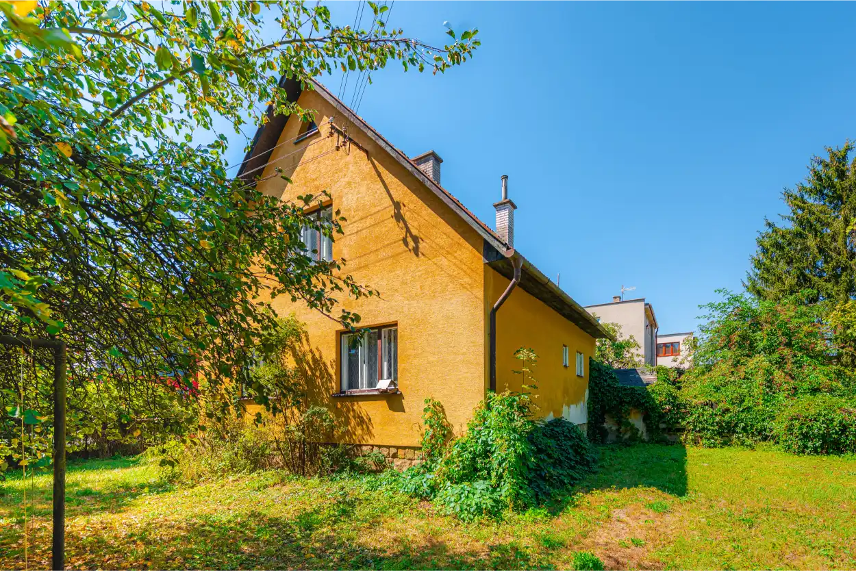 Boční pohled na rodinný dům se zahradou