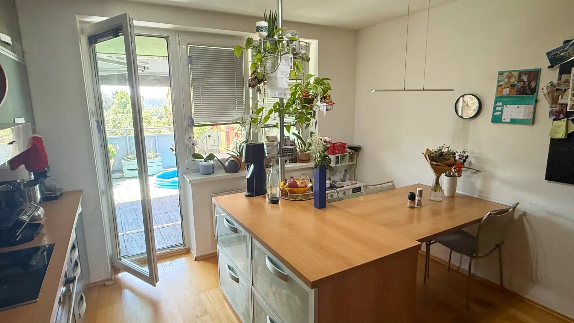 Jídelní kout s výstupem na terasu, byt 3+1 Lipník