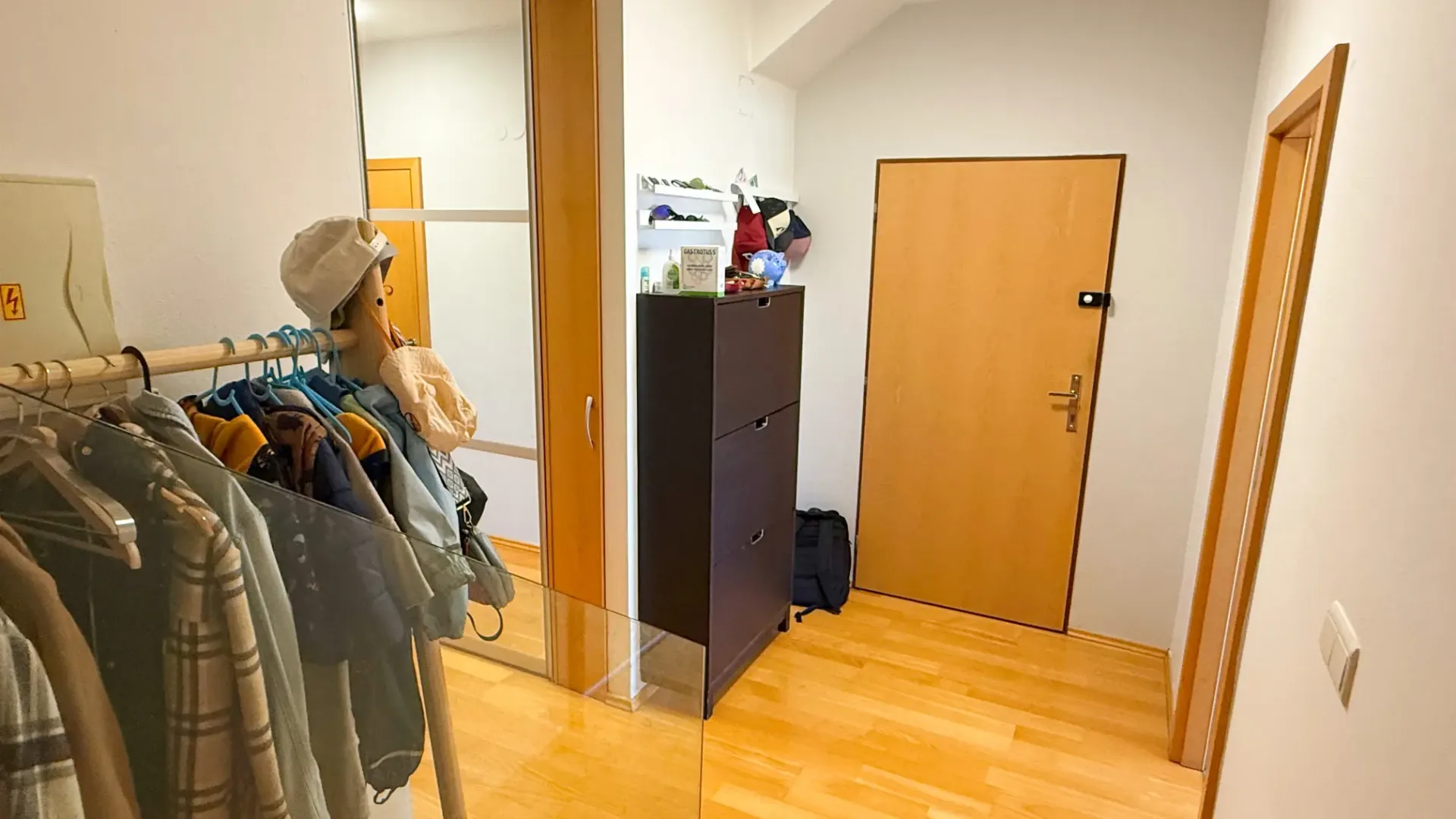 Předsíň se šatnou, byt 3+1 Lipník