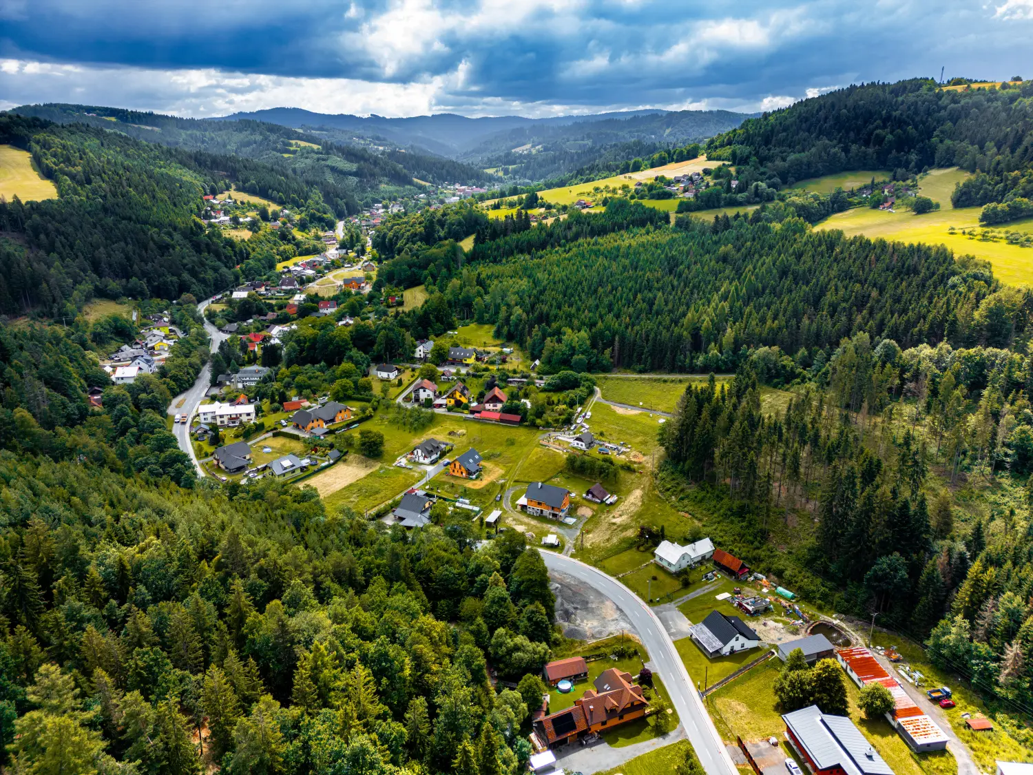 Panoramatický letecký pohled na údolí Valašské Bystřice