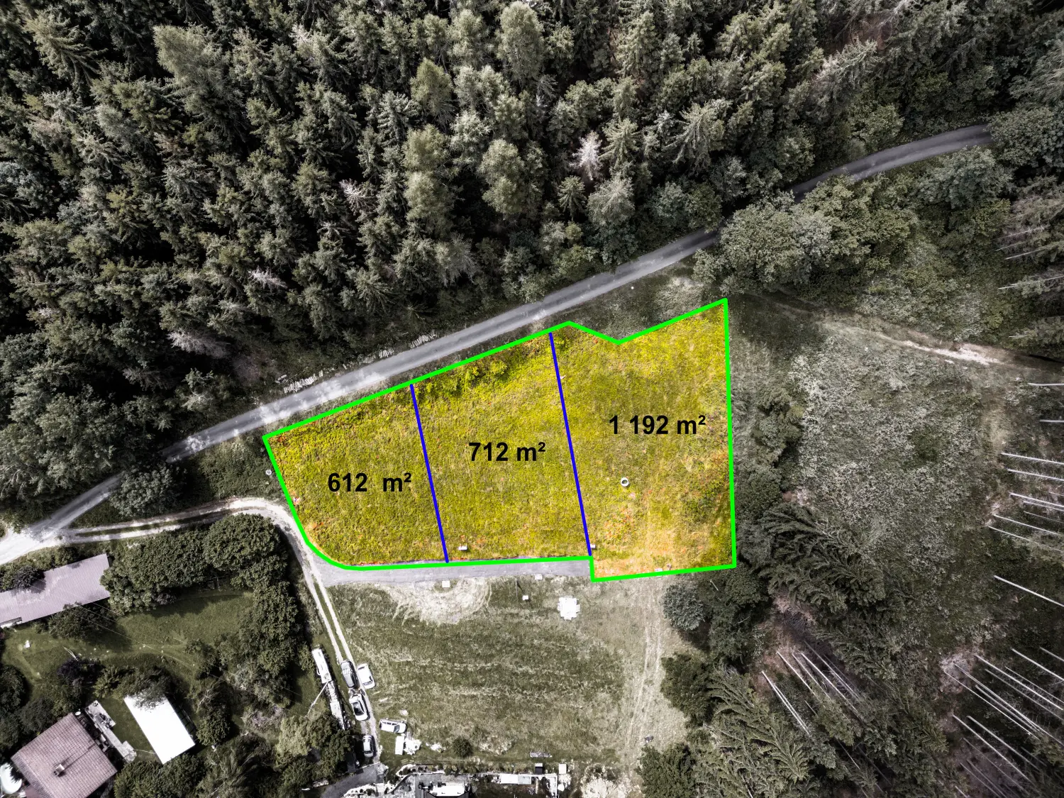 Vyznačené hranice pozemků 612, 712 a 1 192 m² z ptačí perspektivy