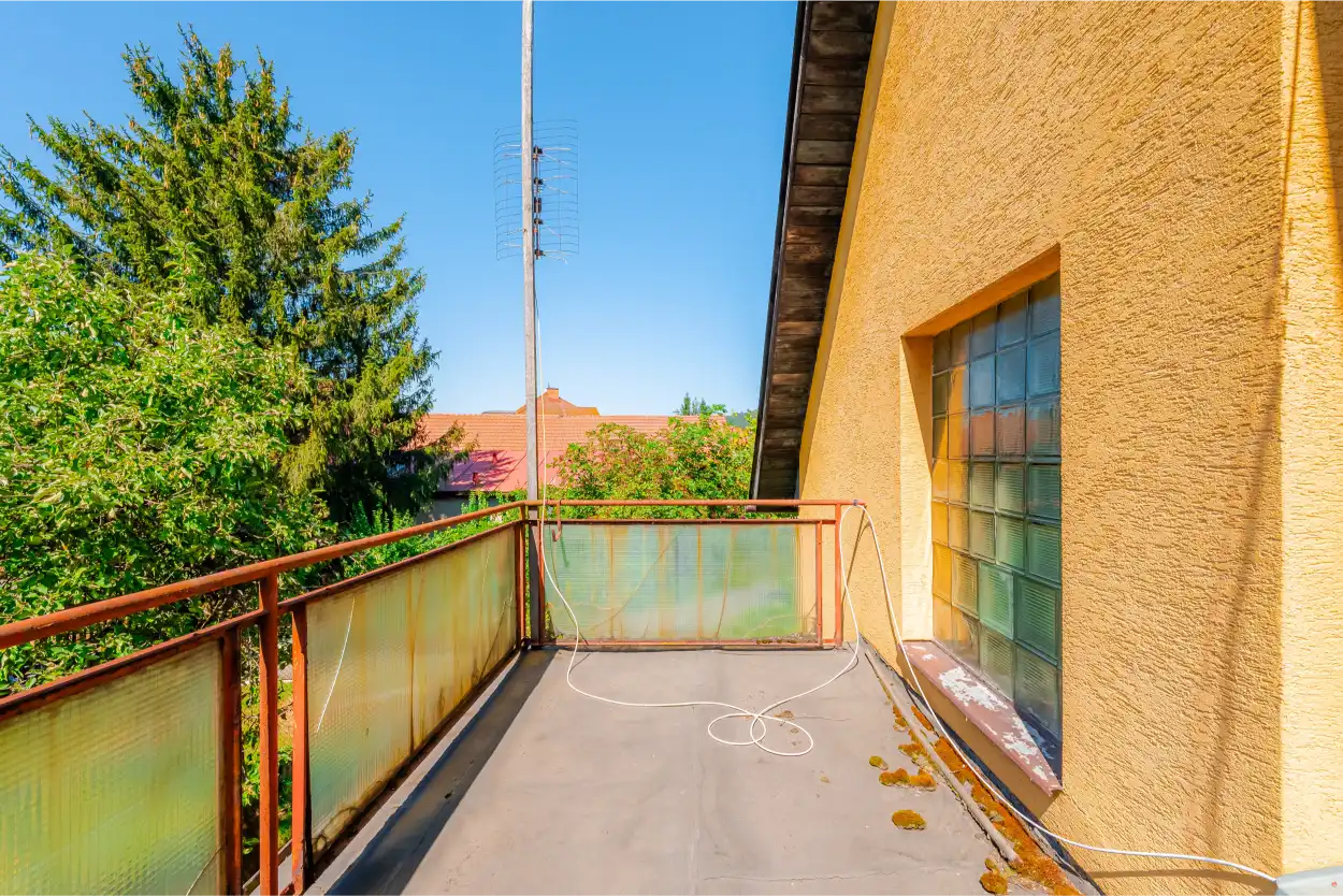 Balkon domu s výhledem do okolí