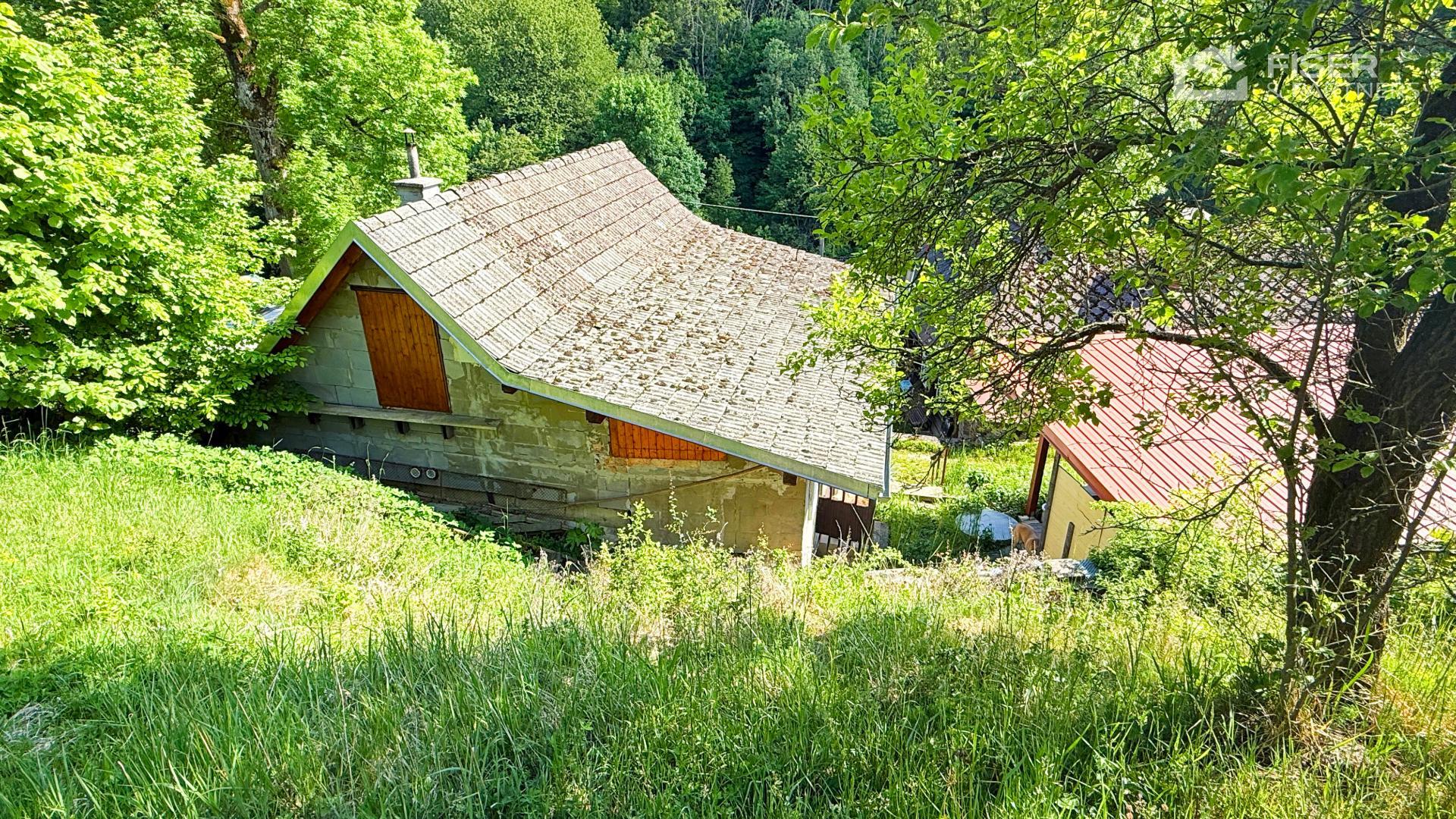 Pohled na střechu chaty zasazené do svahu