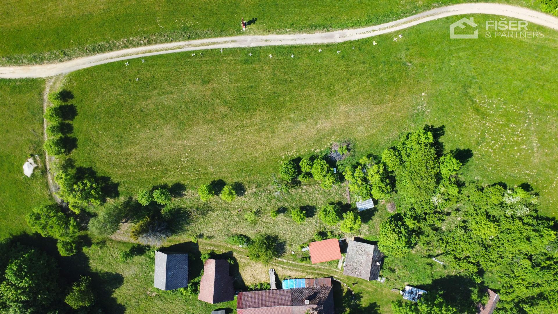Letecký pohled shora na pozemek a chatu
