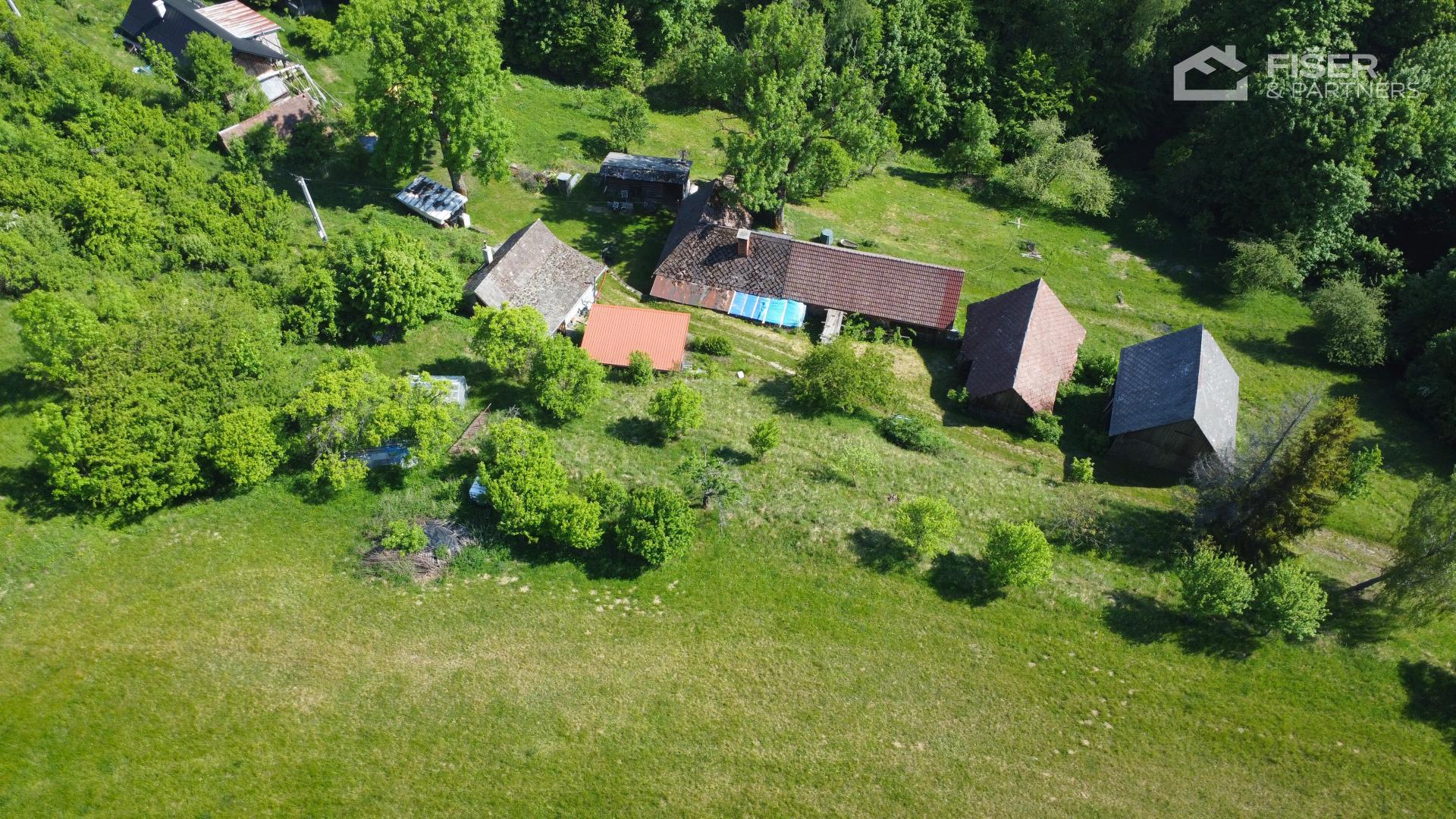 Letecký pohled na chatu a hospodářské stavby