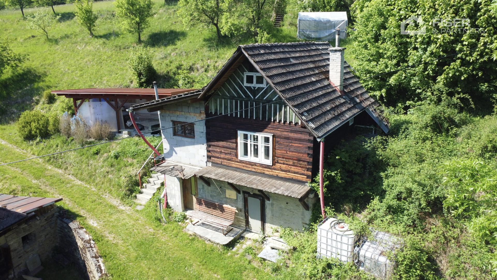 Detail chaty – roubená část s vikýřem a krytým posezením