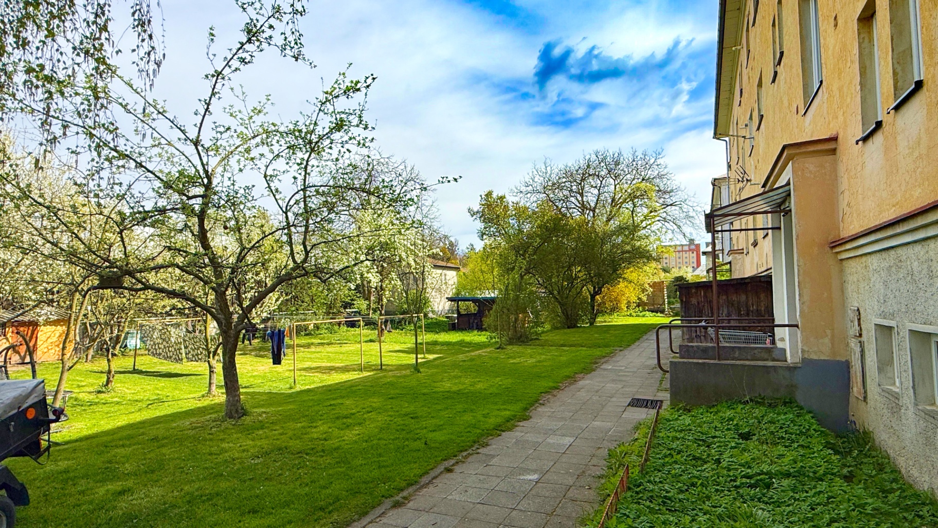 Pohled na dům a zahradu, Nádražní Valašské Meziříčí